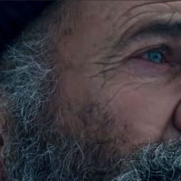 Mel Gibson joue le rôle d'un Père Noël perturbé dans le film "Fatman", visible dans certaines salles dès le 13 novembre 2020 et en ligne à partir du 17 novembre 2020.