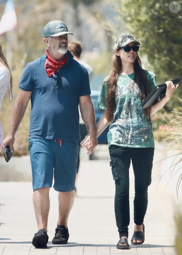 Exclusif - Mel Gibson se balade main dans la main avec sa compagne Rosalind Ross dans le quartier de Malibu à Los Angeles pendant l'épidémie de coronavirus (Covid-19), le 20 août 2020.