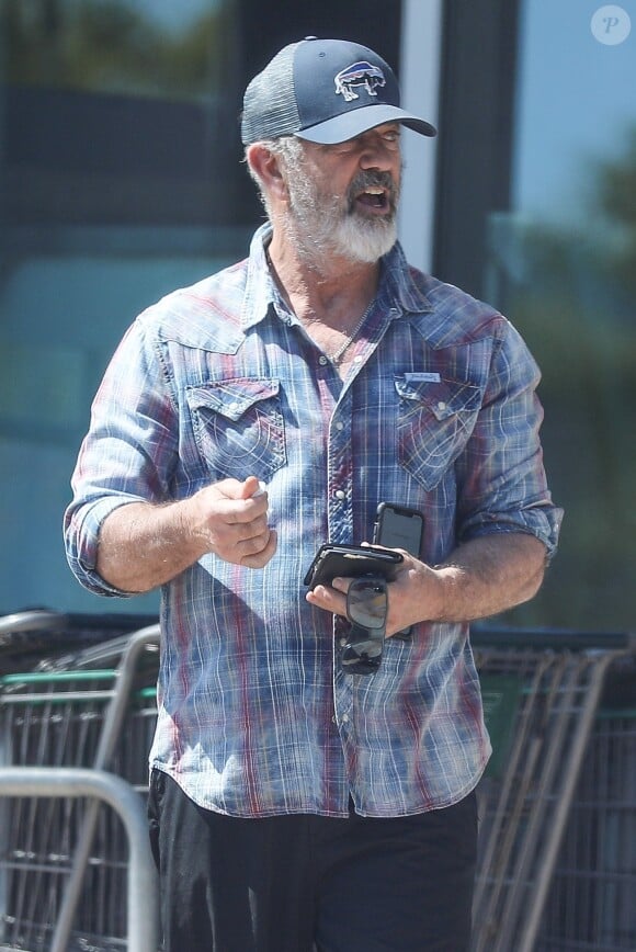 Exclusif - Mel Gibson prend soin de se désinfecter les mains après avoir fait ses courses chez "Erewhon" avec sa compagne Rosalind Ross, pendant l'épidémie de coronavirus (Covid-19) à Los Angeles, le 30 mars 2020.