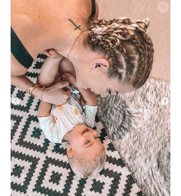 Jessica Thivenin évoque son hésitation à avoir un deuxième enfant après le début de vie difficile de son fils Maylone (1 an). Le petit garçon a eu de graves problèmes de santé.