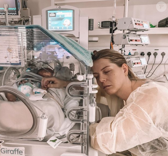 Jessica Thivenin évoque son hésitation à avoir un deuxième enfant après le début de vie difficile de son fils Maylone (1 an). Le petit garçon a eu de graves problèmes de santé.