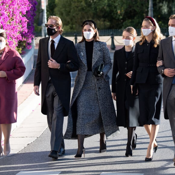 Melanie-Antoinette de Massy, Andrea Casiraghi, Tatiana Casiraghi, Alexandra de Hanovre, Beatrice Borromeo-Casiraghi, Pierre Casiraghi arrivent à la cathédrale de Monaco, le 19 novembre 2020, jour de la Fête nationale.