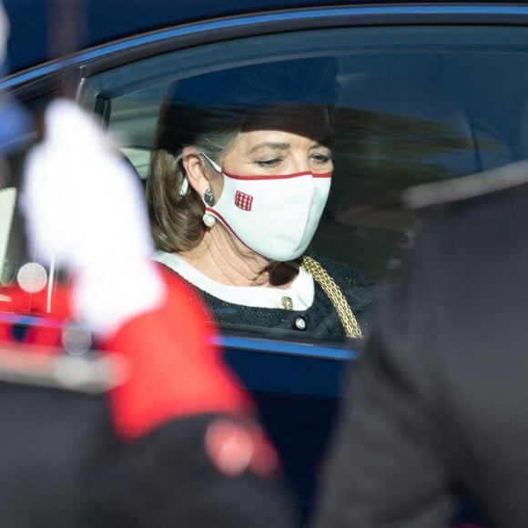 La princesse Caroline de Monaco arrive à la cathédrale de Monaco le 19 novembre 2020 pour la messe célébrée à l'occasion de la Fête nationale.