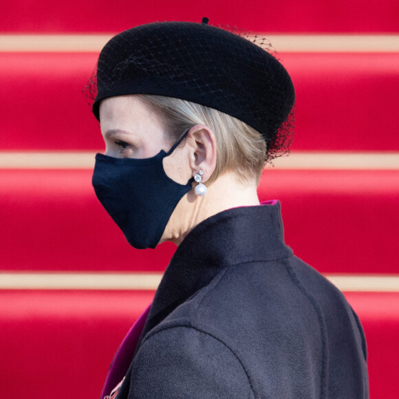 La princesse Charlene de Monaco arrive à la cathédrale de Monaco le 19 novembre 2020 pour la messe célébrée à l'occasion de la Fête nationale.