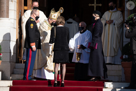 Le prince Albert, la princesse Charlene et la princesse Caroline arrivent à la cathédrale de Monaco le 19 novembre 2020 pour la messe célébrée à l'occasion de la Fête nationale.