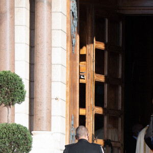 Le prince Albert et Caroline de Monaco arrivent à la cathédrale de Monaco le 19 novembre 2020 pour la messe célébrée à l'occasion de la Fête nationale.