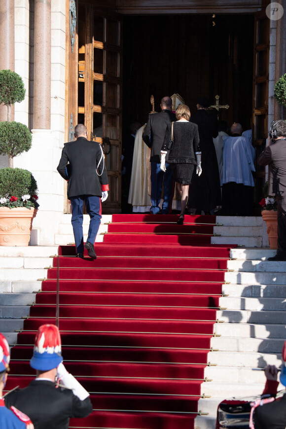 Le prince Albert et Caroline de Monaco arrivent à la cathédrale de Monaco le 19 novembre 2020 pour la messe célébrée à l'occasion de la Fête nationale.