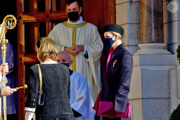 Caroline de Hanovre (de dos) - La princesse Charlène de Monaco - Arrivées à la messe d'action de grace avec Te Deum à la cathédrale de Monaco à l'occasion de la Fête Nationale 2020 de la principauté de Monaco le 19 novembre 2020. © Bruno Bebert / Bestimage