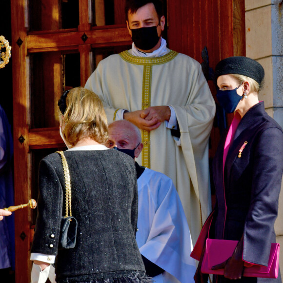 Caroline de Hanovre (de dos) - La princesse Charlène de Monaco - Arrivées à la messe d'action de grace avec Te Deum à la cathédrale de Monaco à l'occasion de la Fête Nationale 2020 de la principauté de Monaco le 19 novembre 2020. © Bruno Bebert / Bestimage