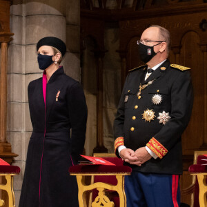 La princesse Charlene de Monaco, le prince Albert II, la princesse Caroline de Hanovre - La famille princière assiste à la messe d'action de grace avec Te Deum à la cathédrale de Monaco à l'occasion de la Fête Nationale 2020 de la principauté de Monaco le 19 novembre 2020. © Olivier Huitel / Pool Monaco / Bestimage 