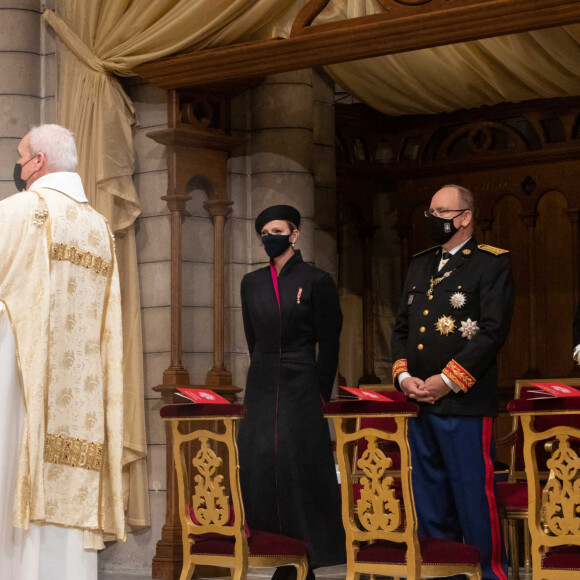 La princesse Charlene de Monaco, le prince Albert II, la princesse Caroline de Hanovre - La famille princière assiste à la messe d'action de grace avec Te Deum à la cathédrale de Monaco à l'occasion de la Fête Nationale 2020 de la principauté de Monaco le 18 novembre 2020. © Olivier Huitel / Pool Monaco / Bestimage 