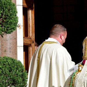 monseigneur Dominique-Marie David, Archevêque de Monaco, le prince Albert II , la princesse Charlène - Sorties - La famille princière assiste à la messe d'action de grace avec Te Deum à la cathédrale de Monaco à l'occasion de la Fête Nationale 2020 de la principauté de Monaco le 19 novembre 2020. © Bruno Bebert / Bestimage 