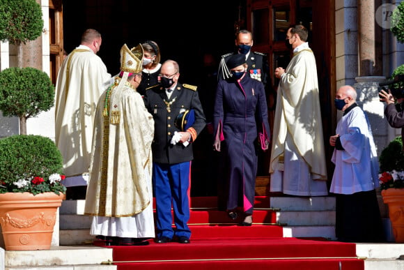 monseigneur Dominique-Marie David, Archevêque de Monaco, le prince Albert II , la princesse Charlène - Sorties - La famille princière assiste à la messe d'action de grace avec Te Deum à la cathédrale de Monaco à l'occasion de la Fête Nationale 2020 de la principauté de Monaco le 19 novembre 2020. © Bruno Bebert / Bestimage 