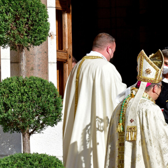 monseigneur Dominique-Marie David, Archevêque de Monaco, le prince Albert II , la princesse Charlène - Sorties - La famille princière assiste à la messe d'action de grace avec Te Deum à la cathédrale de Monaco à l'occasion de la Fête Nationale 2020 de la principauté de Monaco le 19 novembre 2020. © Bruno Bebert / Bestimage 