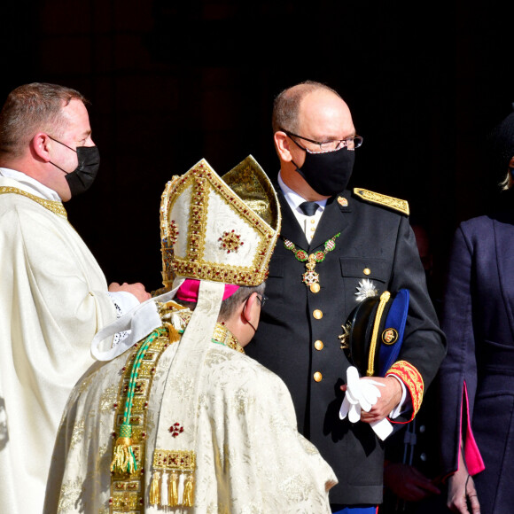 monseigneur Dominique-Marie David, Archevêque de Monaco, le prince Albert II , la princesse Charlène - Sorties - La famille princière assiste à la messe d'action de grace avec Te Deum à la cathédrale de Monaco à l'occasion de la Fête Nationale 2020 de la principauté de Monaco le 19 novembre 2020. © Bruno Bebert / Bestimage 