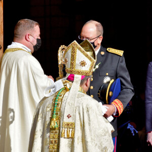 monseigneur Dominique-Marie David, Archevêque de Monaco, le prince Albert II , la princesse Charlène - Sorties - La famille princière assiste à la messe d'action de grace avec Te Deum à la cathédrale de Monaco à l'occasion de la Fête Nationale 2020 de la principauté de Monaco le 19 novembre 2020. © Bruno Bebert / Bestimage 