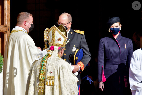 monseigneur Dominique-Marie David, Archevêque de Monaco, le prince Albert II , la princesse Charlène - Sorties - La famille princière assiste à la messe d'action de grace avec Te Deum à la cathédrale de Monaco à l'occasion de la Fête Nationale 2020 de la principauté de Monaco le 19 novembre 2020. © Bruno Bebert / Bestimage 