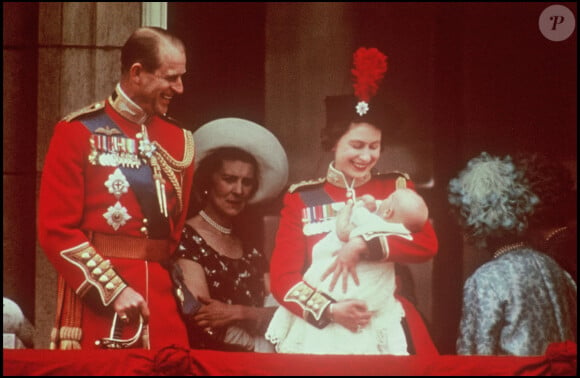 La reine Elizabeth, le prince Philip et leurs fils le prince Edward en 1964.