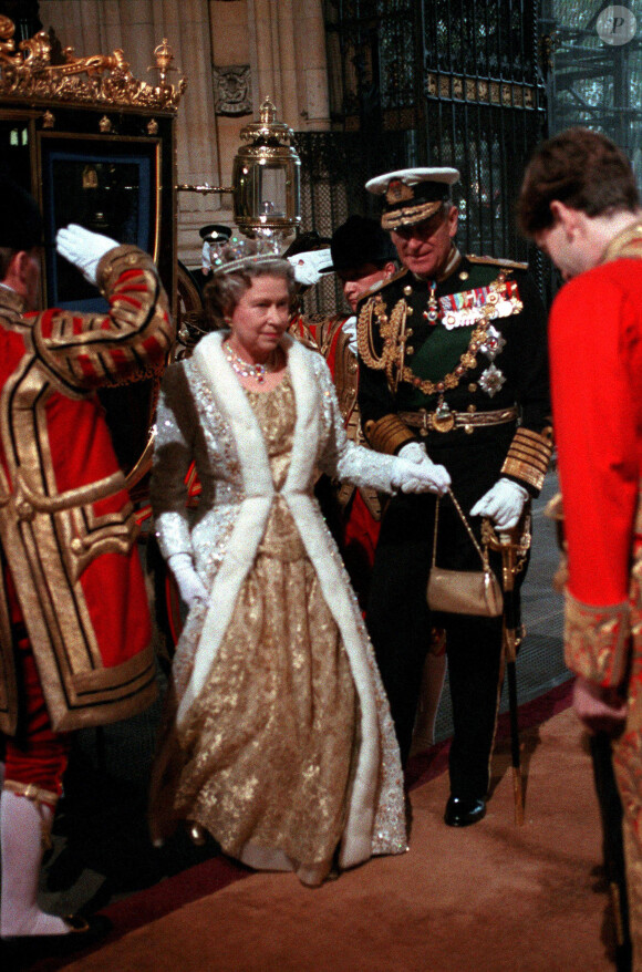 La reine Elizabeth II d'Angleterre et le prince Philip, duc d'Edimbourg lors de l'ouverture du parlement 1990.