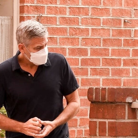 Exclusif - George Clooney sort discrètement d'un immeuble dans le quartier de Beverly Hills à Los Angeles. Le 24 octobre 2020.