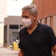 Exclusif - George Clooney sort discrètement d'un immeuble dans le quartier de Beverly Hills. Le 24 octobre 2020.