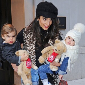 Amal Clooney est de sortie avec ses deux enfants Ella et Alexander à New York le 6 décembre 2018. 