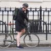 Exclusif - Richard Madden monte sur son vélo dans les rues de Londres, le 19 octobre 2019.