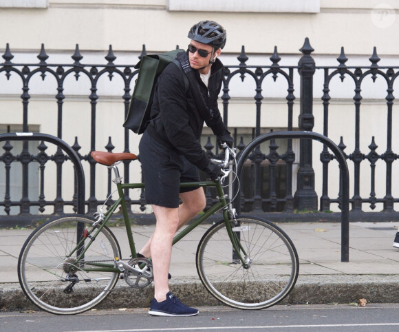 Exclusif - Richard Madden monte sur son vélo dans les rues de Londres, le 19 octobre 2019.