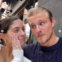 Alexander Ludwig (Vikings) fiancé : sa chérie montre sa superbe bague