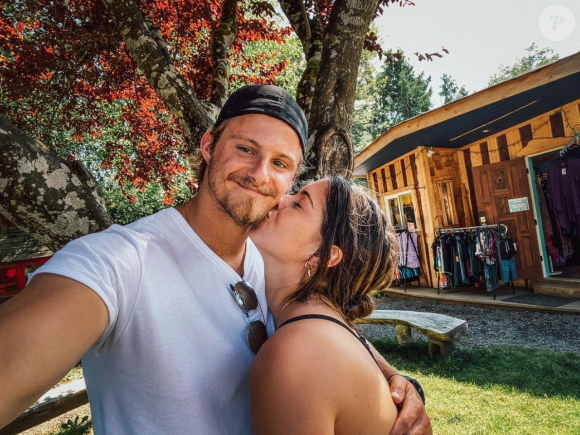 Alexander Ludwig et sa fiancée Lauren Dear en juillet 2020.