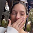 Lauren Dear montre sa bague de fiançailles. Novembre 2020.