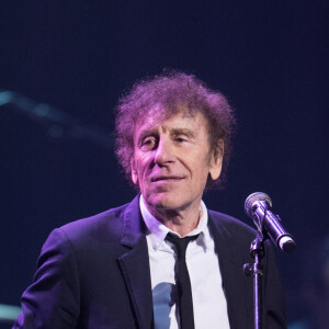 Alain Souchon lors du concert du 12ème Gala 2017 de l'Association pour la Recherche sur Alzheimer à la salle Pleyel dans le 8ème arrondissement, à Paris, France le 30 janvier 2017. L'Association pour la Recherche sur Alzheimer organise son 12ème gala de charité au profit de la recherche sur alzheimer. L'artiste Pierre Souchon, à l'initiative de ce concert intitulé "2 Générations chantent pour la 3ème", convie de nombreux artistes. L'intégralité des bénéfices de cette soirée servira à financer la recherche sur la maladie d'Alzheimer. © Cyril Moreau/Bestimage