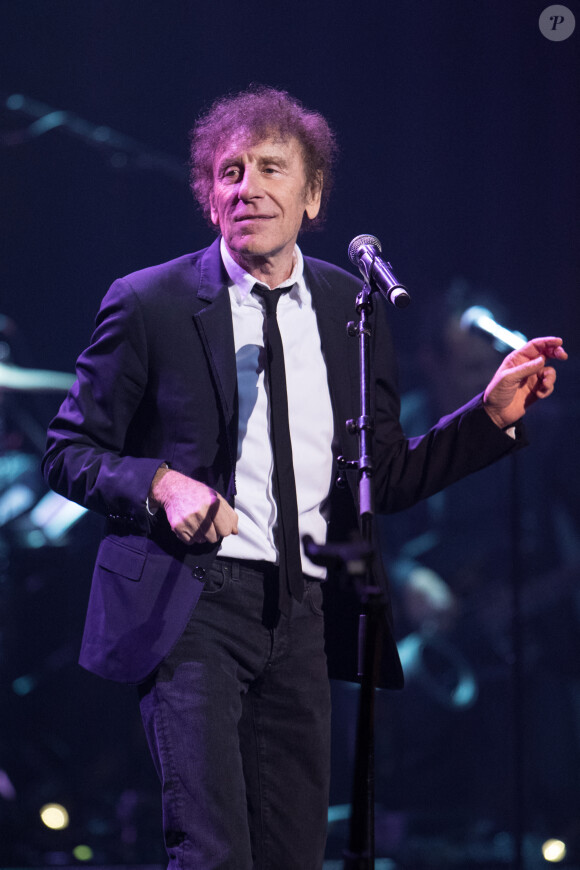 Alain Souchon lors du concert du 12ème Gala 2017 de l'Association pour la Recherche sur Alzheimer à la salle Pleyel dans le 8ème arrondissement, à Paris, France le 30 janvier 2017. L'Association pour la Recherche sur Alzheimer organise son 12ème gala de charité au profit de la recherche sur alzheimer. L'artiste Pierre Souchon, à l'initiative de ce concert intitulé "2 Générations chantent pour la 3ème", convie de nombreux artistes. L'intégralité des bénéfices de cette soirée servira à financer la recherche sur la maladie d'Alzheimer. © Cyril Moreau/Bestimage