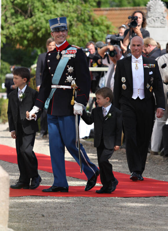 Le prince Joachim de Danemark et ses fils Nikolai et Felix, le jour de son mariage avec Marie Cavallier, le 24 mai 2008 dans le village de Moegeltoender.