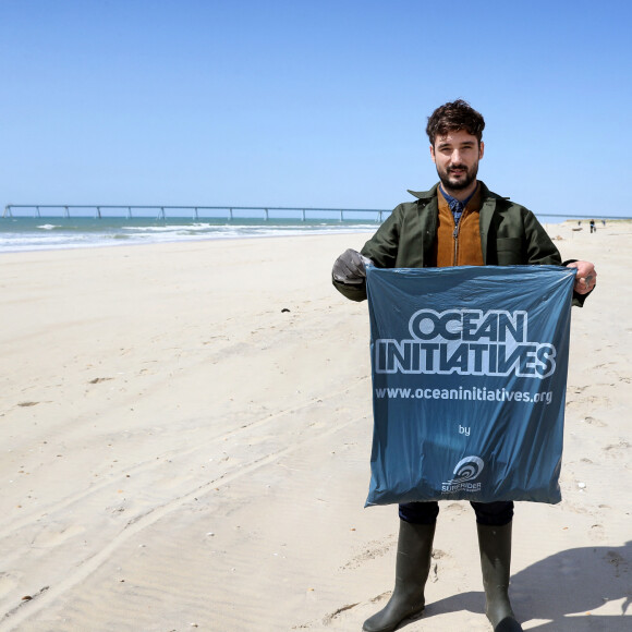 Exclusif - Le chanteur Jérémy Frérot, mari de L. Manaudou, accompagné d'une trentaine de bénévoles, a décidé cette année de lancer une opération de nettoyage de plages, "Initiatives oceanes" animée et dirigée par lui-même. Avec l'aide de Surfrider il a lancé cette collecte sur une de ses plages préférées depuis son enfance ici, entre Arcachon et les Landes le 3 Mai 2019. © Patrick Bernard/ Bestimage 