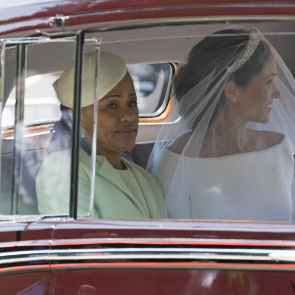 Meghan Markle, duchesse de Sussex arrive à la chapelle St. George au château de Windsor à bord d'une Rolls Royce avec sa mère Doria Ragland à ses côtés - Mariage du prince Harry et de Meghan Markle au château de Windsor le 19 mai 2018