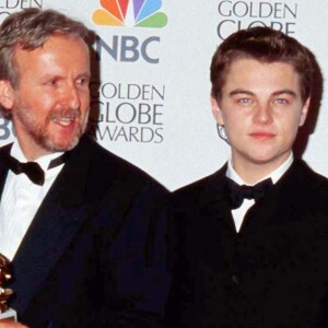 James Cameron, Kate Winslet, Leonardo DiCaprio et l'équipe du film "Titanic" aux Golden Globes en 1998.