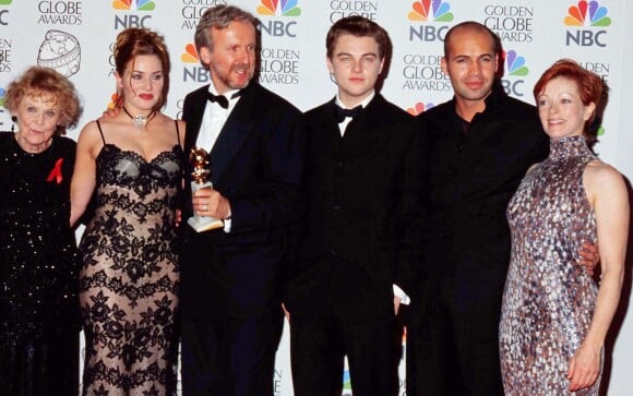 James Cameron, Kate Winslet, Leonardo DiCaprio et l'équipe du film "Titanic" aux Golden Globes en 1998.