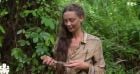 Alexandra lors de l'épreuve d'Orinetation dans "Koh-Lanta, Les 4 Terres". Au coude-à-coude avec Lola et Dorian, elle a fini par trouver le dernier poignard.