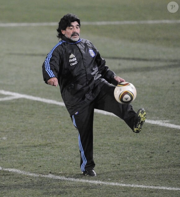 Archives - Diego Maradona, entraineur de l'équipe d'Argentine, lors d'un entrainement à Pretoria lors de la Coupe du Monde de Football 2010. L'équipe devait affronter l'Allemagne en 1/4 de finale. Le 1er juillet 2010