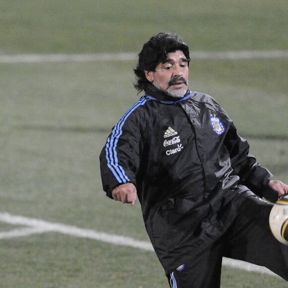 Archives - Diego Maradona, entraineur de l'équipe d'Argentine, lors d'un entrainement à Pretoria lors de la Coupe du Monde de Football 2010. L'équipe devait affronter l'Allemagne en 1/4 de finale. Le 1er juillet 2010