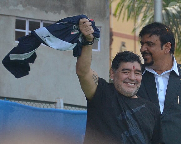 Le légendaire Diego Maradona, ancien joueur de football argentin participe à un programme sportif au 'Sree Bhumi Sporting Club' à Calcutta en Inde, le 11 décembre 2017. Il jouera un match de charité contre Sourav Ganguly, ancien capitaine de cricket de l'équipe indienne, le 12 décembre 2017.
