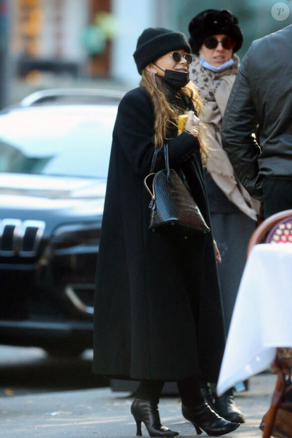Exclusif - Mary-Kate Olsen est avec des amis à New York le 16 novembre 2020.