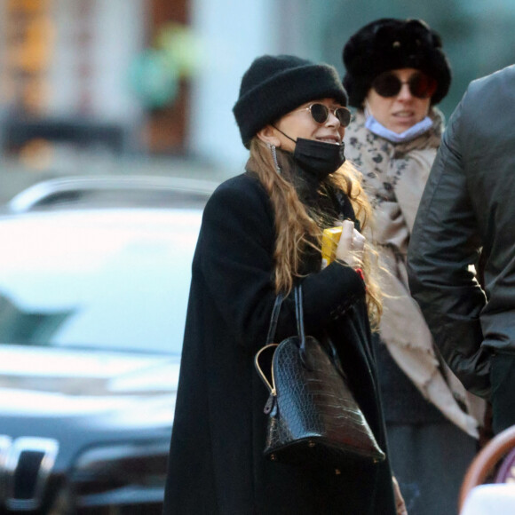 Exclusif - Mary-Kate Olsen est avec des amis à New York le 16 novembre 2020.