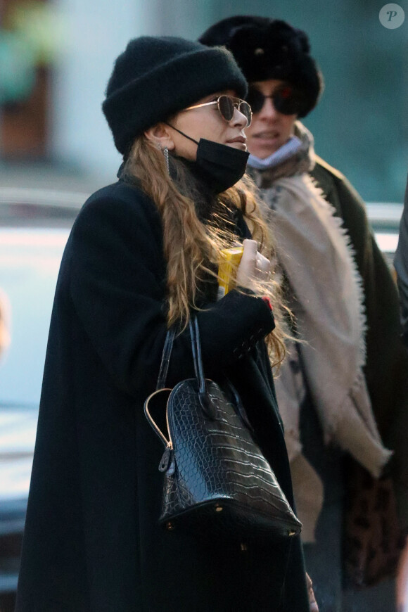 Exclusif - Mary-Kate Olsen avec des amis à New York le 16 novembre 2020.