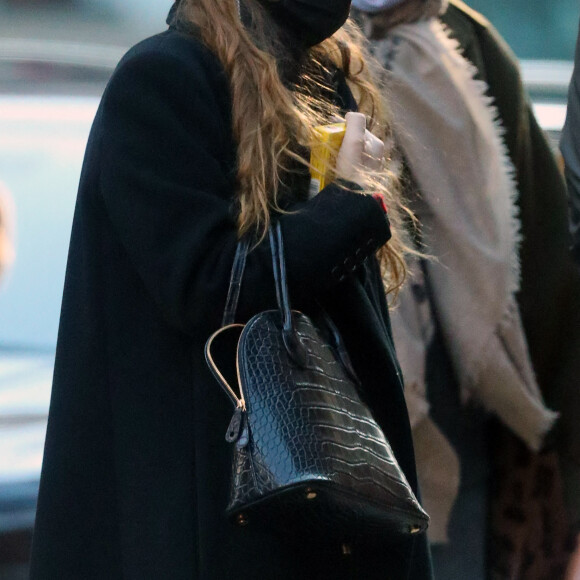 Exclusif - Mary-Kate Olsen avec des amis à New York le 16 novembre 2020.