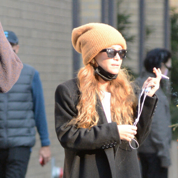 Exclusif - Mary-Kate Olsen, récemment célibataire, se promène avec un mystérieux inconnu dans les rues de New York. Le 6 octobre 2020.