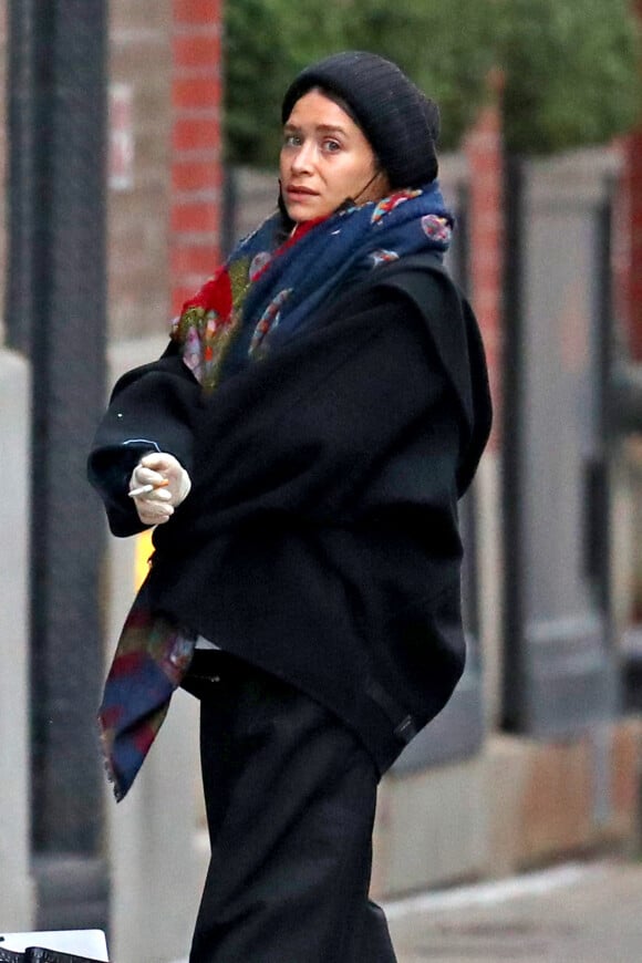 Exclusif - Ashley Olsen fume devant son bureau à New York le 17 mai 2020. Sa soeur et partenaire Mary-Kate était absente, elle divorce du demi-frère de Nicolas Sarkozy, Olivier.