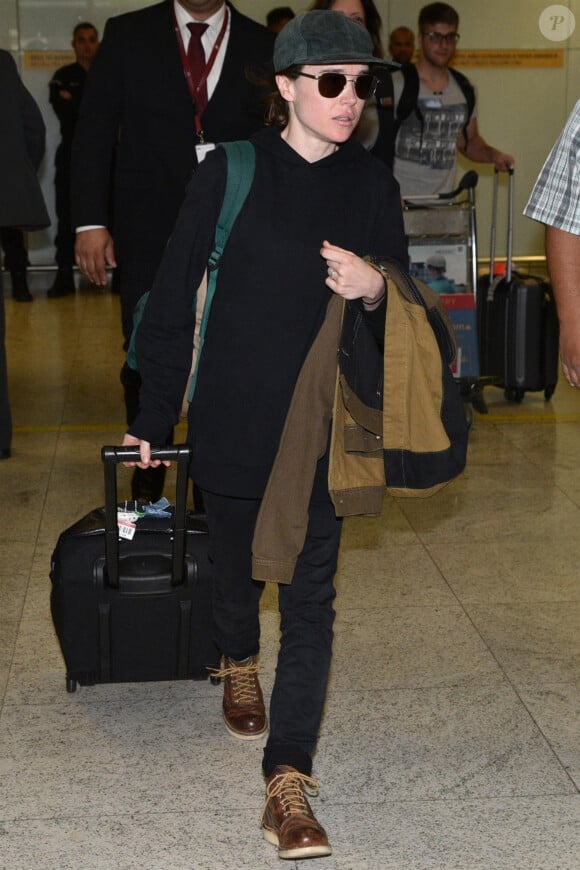 Elliot Page arrive à l'aéroport de Sao Paulo le 7 décembre 2018.