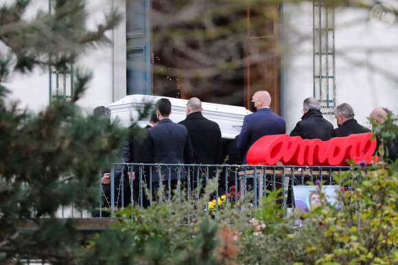 Exclusif - Arrivée du cercueil à la cérémonie religieuse en hommage au joueur Christophe Dominici en l'église Sainte-Cécile à Boulogne Billancourt le 2 décembre 2020. 